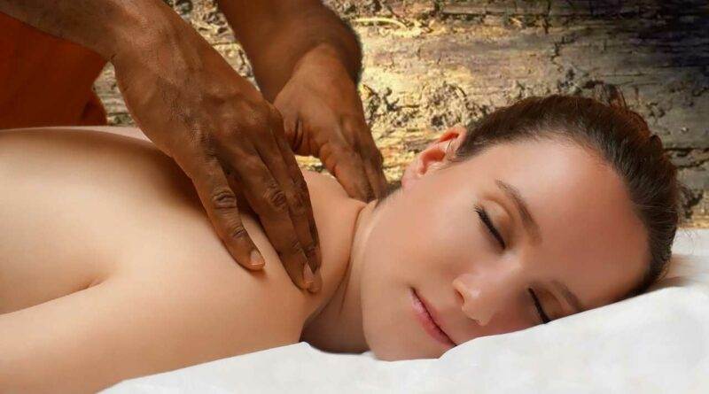 Eine Frau bekommt in einem Spa eine Rückenmassage.