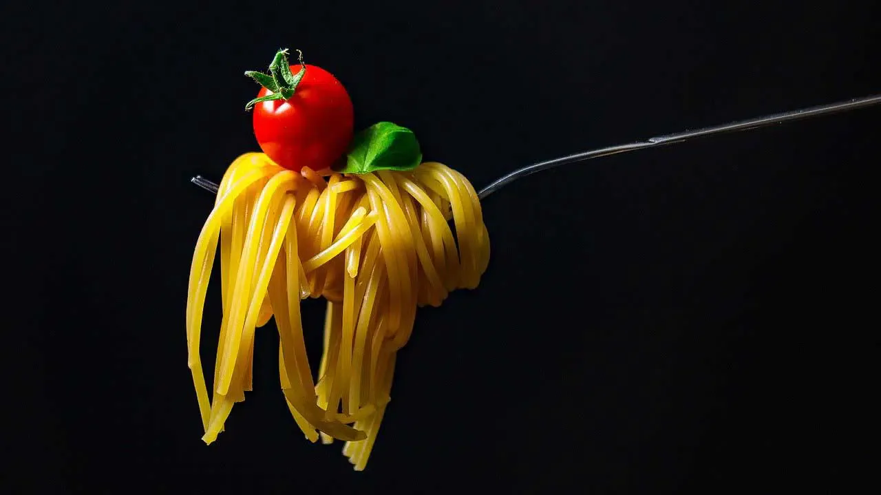 Eine Gabel mit einer Tomate darauf.