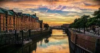 Sonnenuntergang über einem Kanal in Hamburg, Deutschland.