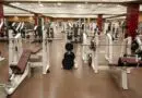 Ein Fitnessstudio mit vielen Gewichten.