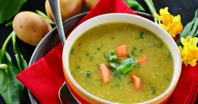Eine Käse-Lauch-Suppe mit Karotten, Kartoffeln und Narzissen.