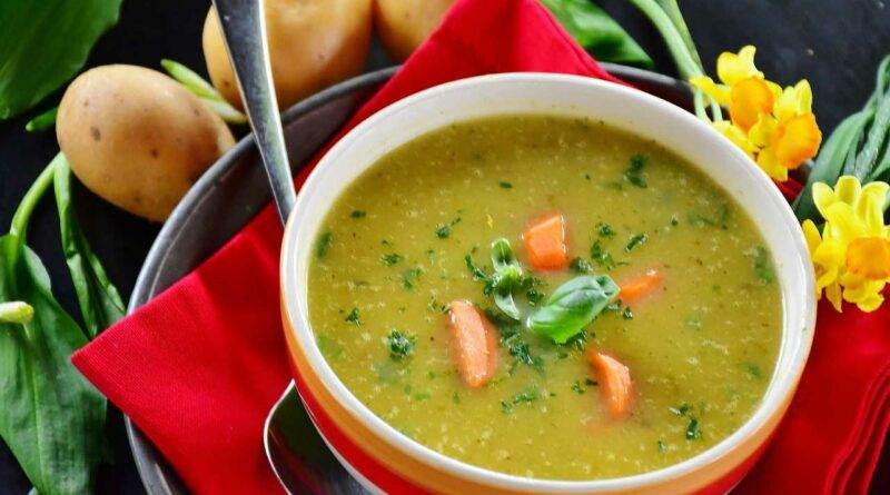 Eine Käse-Lauch-Suppe mit Karotten, Kartoffeln und Narzissen.