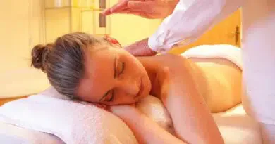 Eine Frau bekommt in einem Spa eine Rückenmassage.