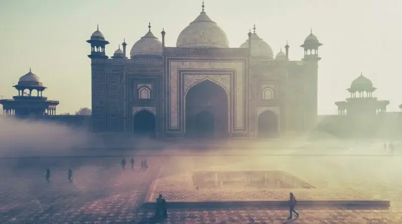 Foggy Indien Reise mit dem Taj Mahal.