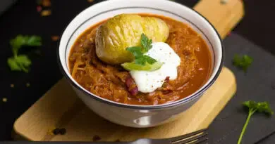 Eine Schüssel Herbst-Rezepte-Eintopf mit Kartoffeln und Sauerrahm.