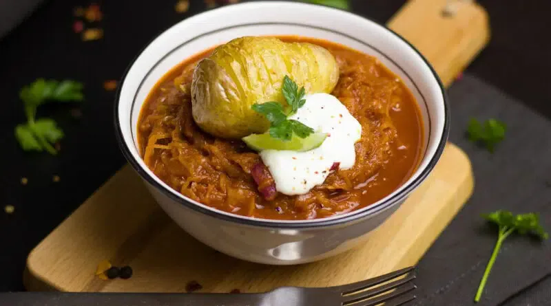 Eine Schüssel Herbst-Rezepte-Eintopf mit Kartoffeln und Sauerrahm.