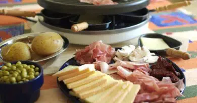Silvester-Essen auf einem Tisch.