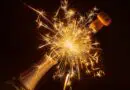 Silvesterflasche mit Wunderkerzen.