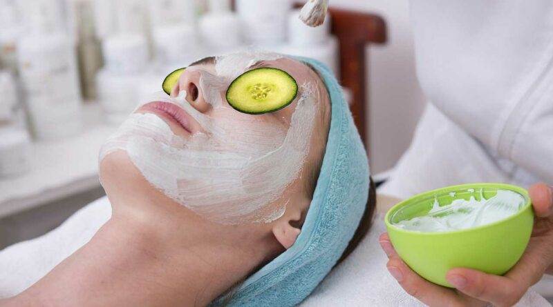 Eine Frau erhält eine Gurken-Gesichtsmaske in einem Spa.