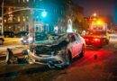 Ein von einem Kfz-Gutachter begutachtetes Auto nach einem Unfall auf einer Stadtstraße.