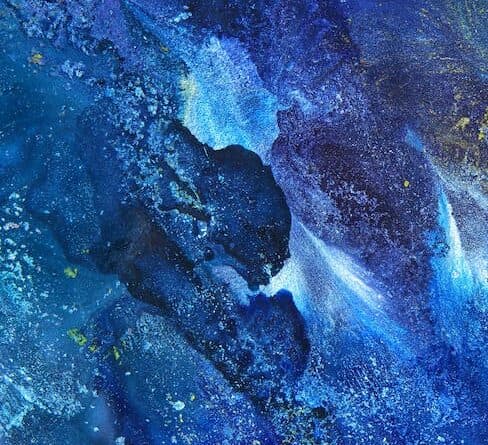 Ein abstraktes Gemälde mit blauen und gelben Farben.