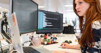 Eine Frau, die in einem Büro an einem Computer arbeitet.