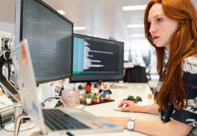 Eine Frau, die in einem Büro an einem Computer arbeitet.
