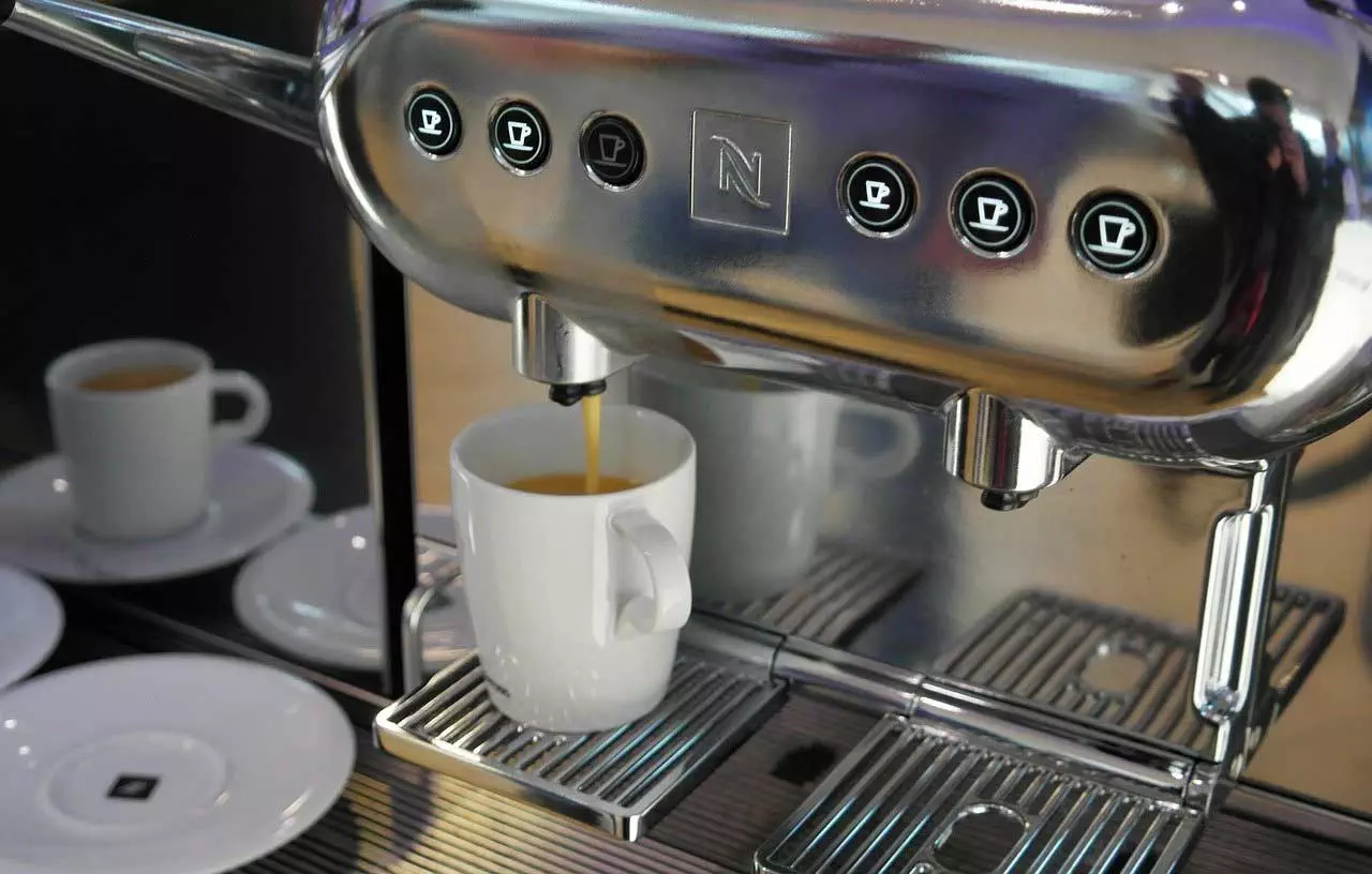 Eine Kaffeemaschine mit einer Tasse Kaffee darauf.