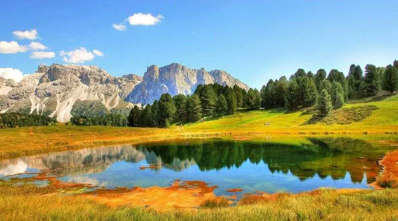 Ein von Bergen umgebener See in den Dolomiten.