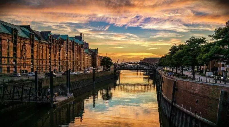 Sonnenuntergang über einem Kanal in Hamburg, Deutschland.