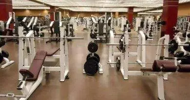 Ein Fitnessstudio mit vielen Gewichten.