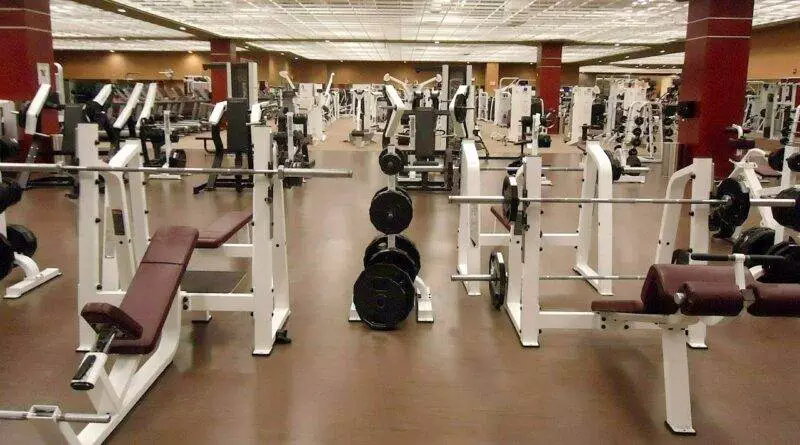 Ein Fitnessstudio mit vielen Gewichten.