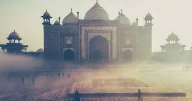 Foggy Indien Reise mit dem Taj Mahal.