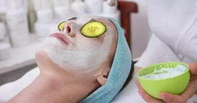 Eine Frau erhält eine Gurken-Gesichtsmaske in einem Spa.