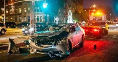Ein von einem Kfz-Gutachter begutachtetes Auto nach einem Unfall auf einer Stadtstraße.