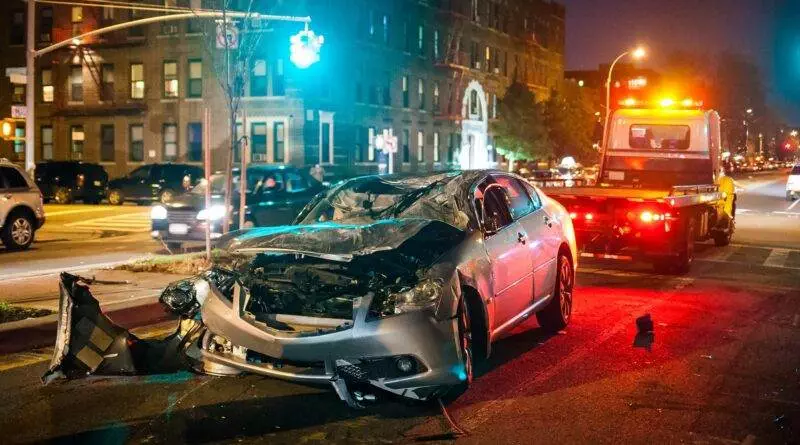 Ein von einem Kfz-Gutachter begutachtetes Auto nach einem Unfall auf einer Stadtstraße.