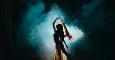 Silhouette einer Tänzerin in einem dunklen Raum.