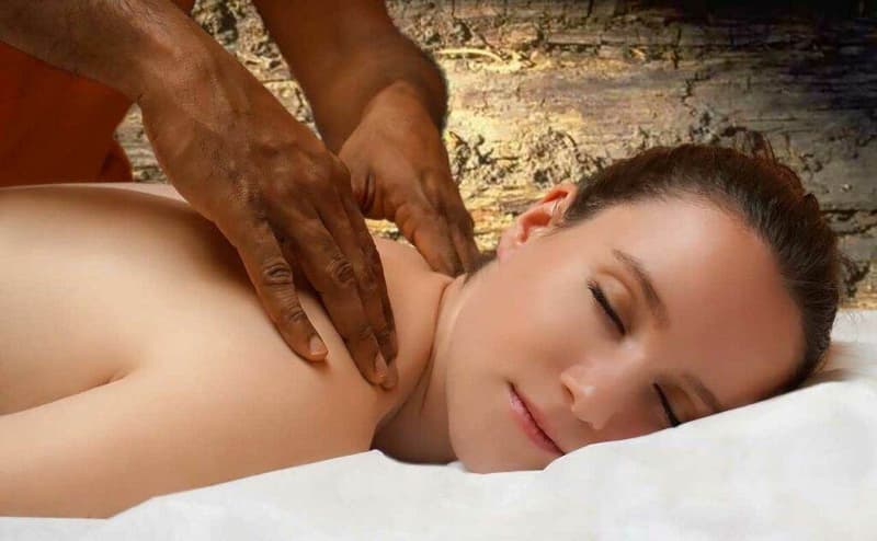Eine Frau bekommt in einem Spa eine Rückenmassage.