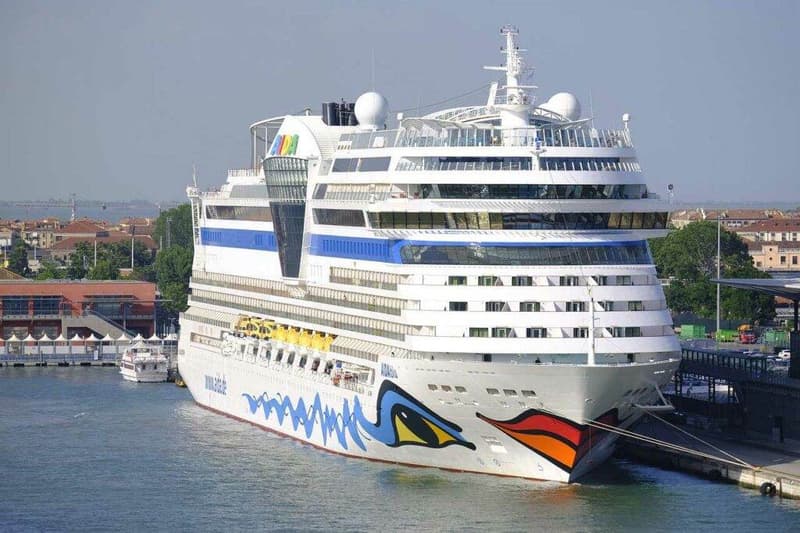 Eine große Kreuzfahrten legte an einem Dock an.