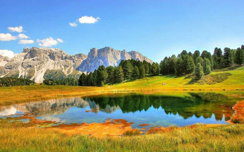 Ein von Bergen umgebener See in den Dolomiten.