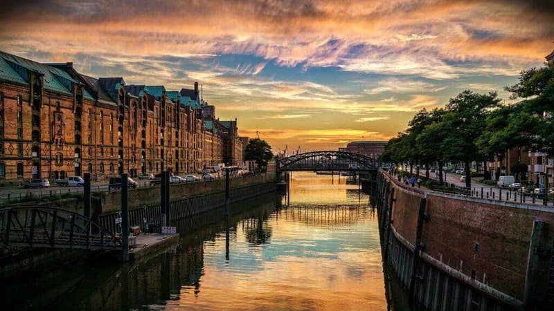 Sonnenuntergang über einem Kanal in Hamburg, Deutschland.