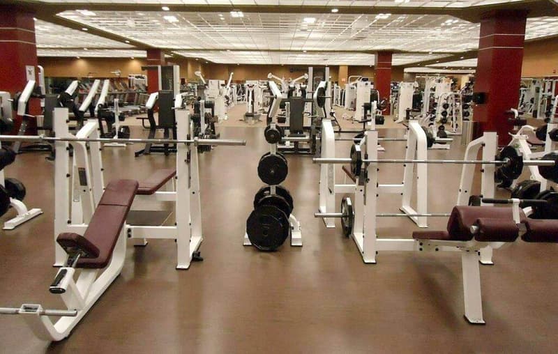 Ein Fitnessstudio mit vielen Gewichten.