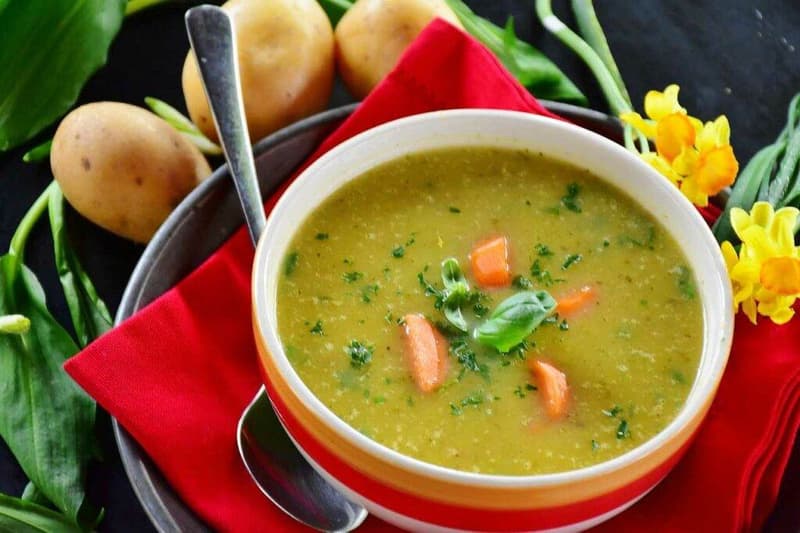 Eine Käse-Lauch-Suppe mit Karotten, Kartoffeln und Narzissen.