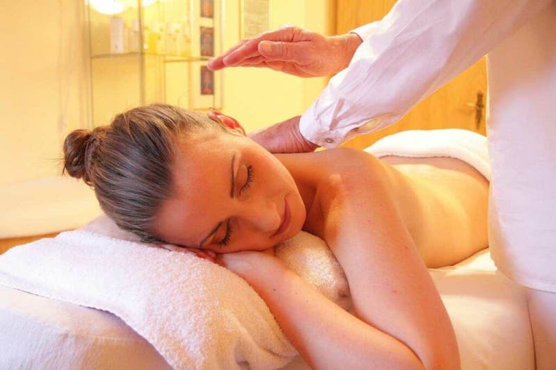 Eine Frau bekommt in einem Spa eine Rückenmassage.