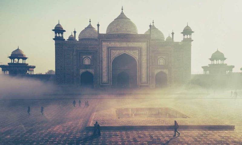 Foggy Indien Reise mit dem Taj Mahal.