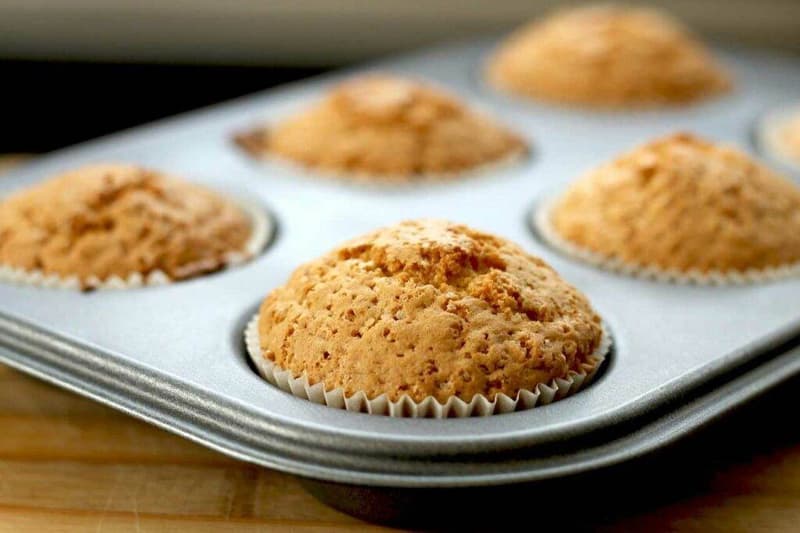 Low-Carb-Muffins in einer Muffinform auf einem Holztisch.