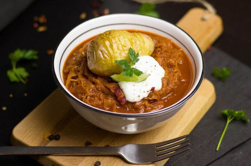 Eine Schüssel Herbst-Rezepte-Eintopf mit Kartoffeln und Sauerrahm.