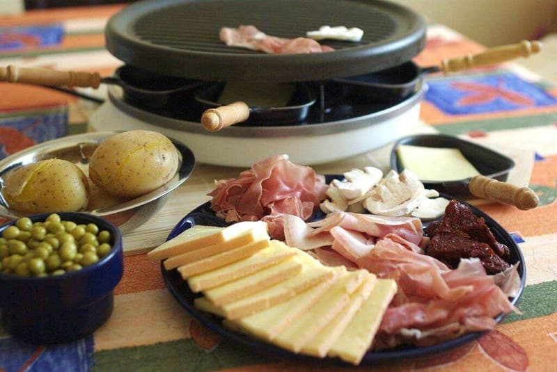Silvester-Essen auf einem Tisch.