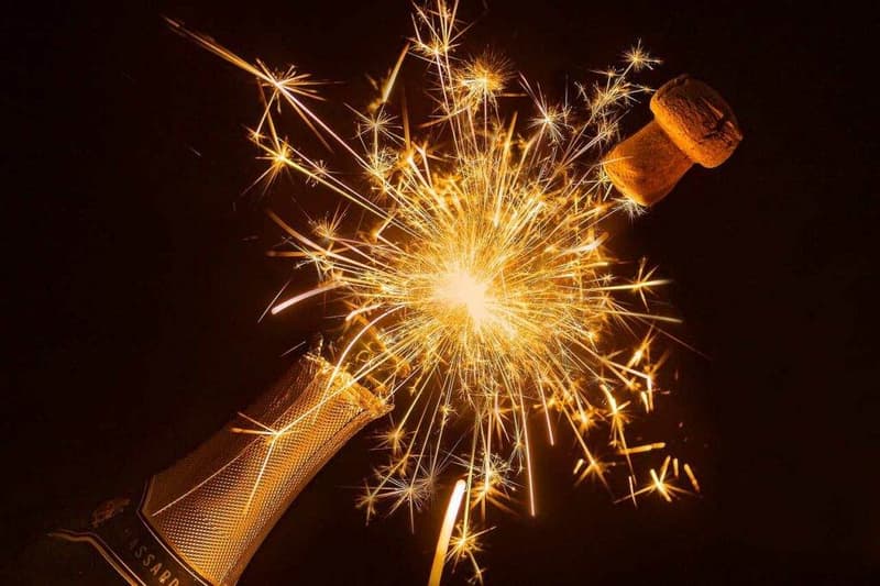 Silvesterflasche mit Wunderkerzen.