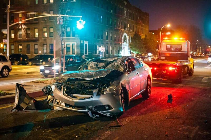 Ein von einem Kfz-Gutachter begutachtetes Auto nach einem Unfall auf einer Stadtstraße.