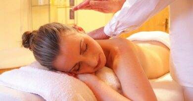 Eine Frau bekommt in einem Spa eine Rückenmassage.