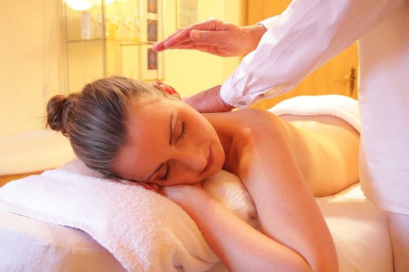 Eine Frau bekommt in einem Spa eine Rückenmassage.
